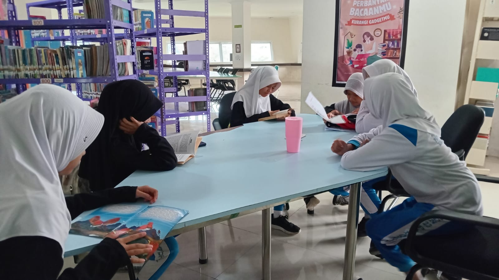 CUACA MENDUNG TAK MENGHALANGI ANAK-ANAK UNTUK BERKUNJUNG KE PERPUSDA