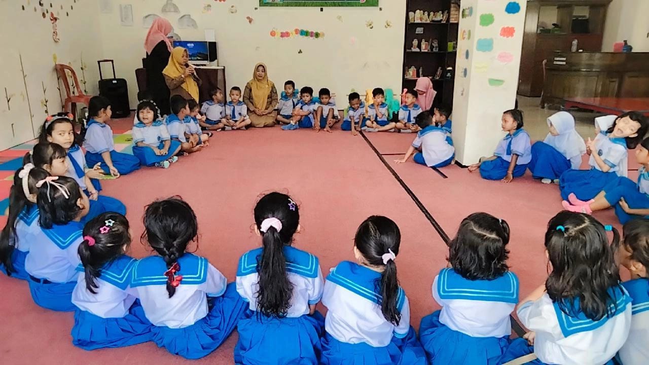 KUNJUNGAN EDUKASI TK PEMBINA PAINAN KE DINAS PERPUSTAKAAN DAN KEARSIPAN