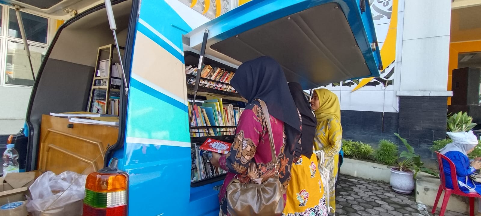 Perpustakaan Keliling Meriahkan Hari Pendidikan Nasional di Halaman Dinas Pendidikan