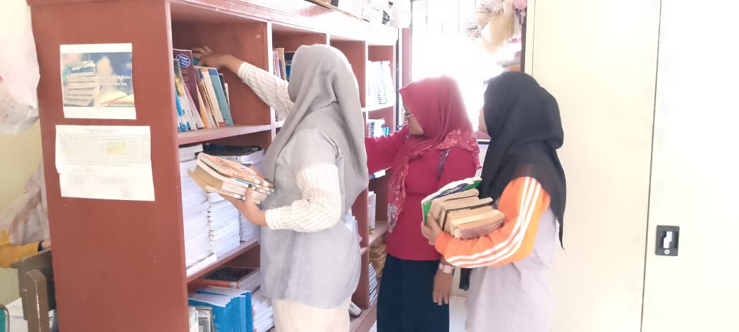 Monitoring dan Evaluasi Layanan Perpustakaan Keliling di UPT SMPN 7 Sutera