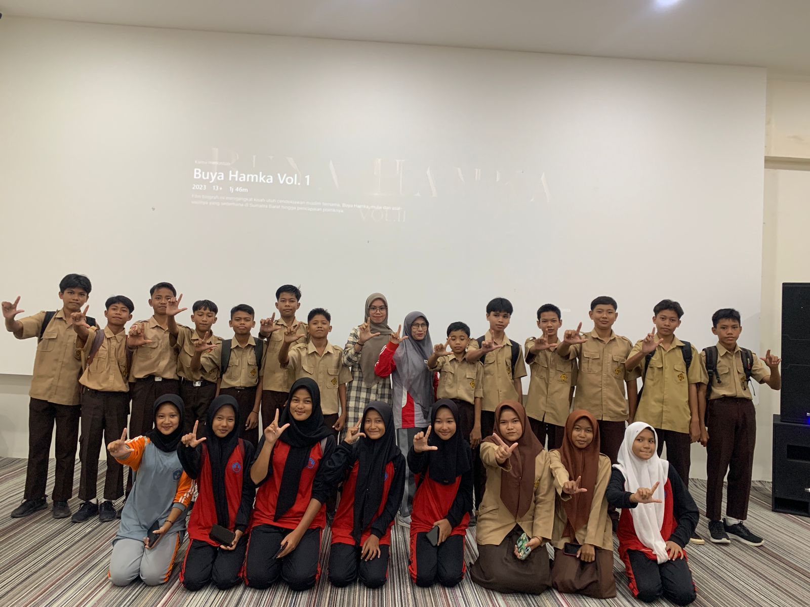 Kunjungan SMPN 3 Painan ke Studio Mini