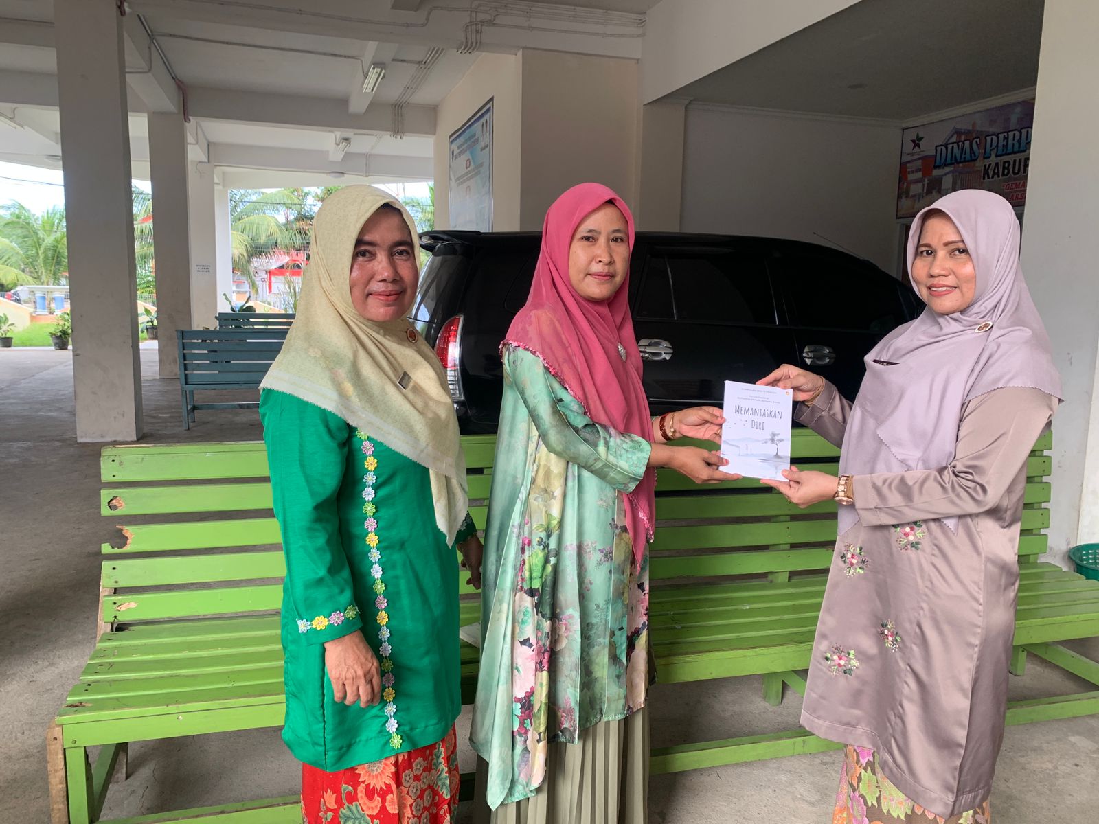 Hibah Buku dari Bunda Ridha Amalia Madya