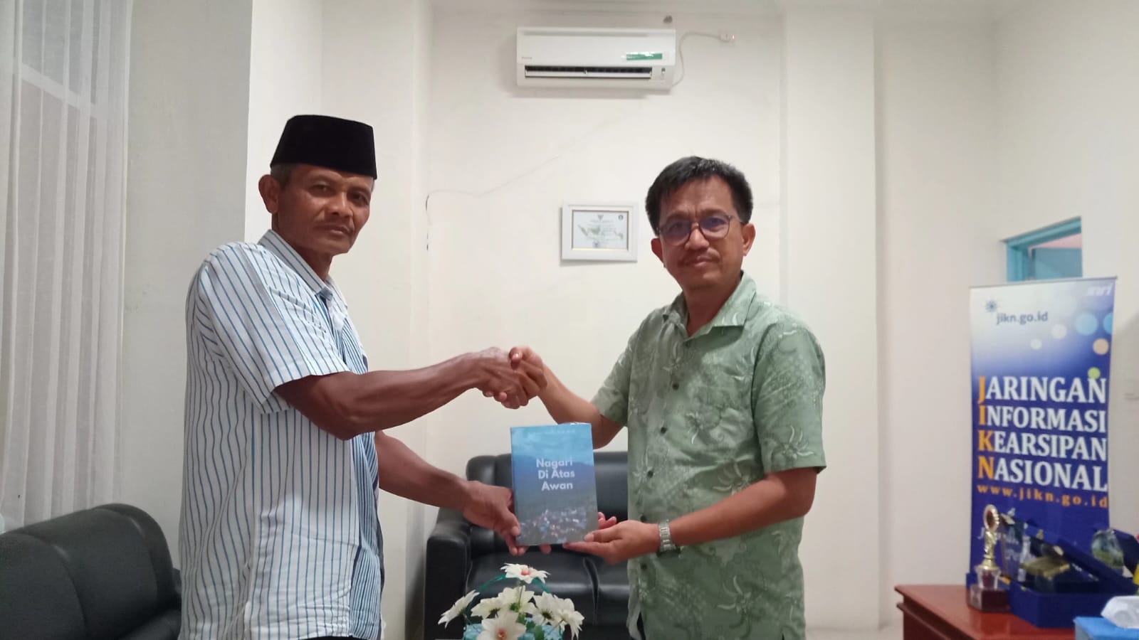 Penyerahan Hibah Buku dari Bapak Alifi