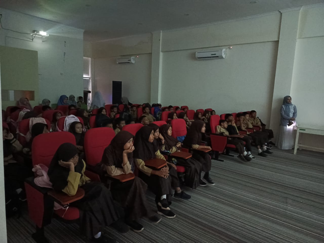 Kunjungan SDN 28 Painan Timur ke Studio Mini