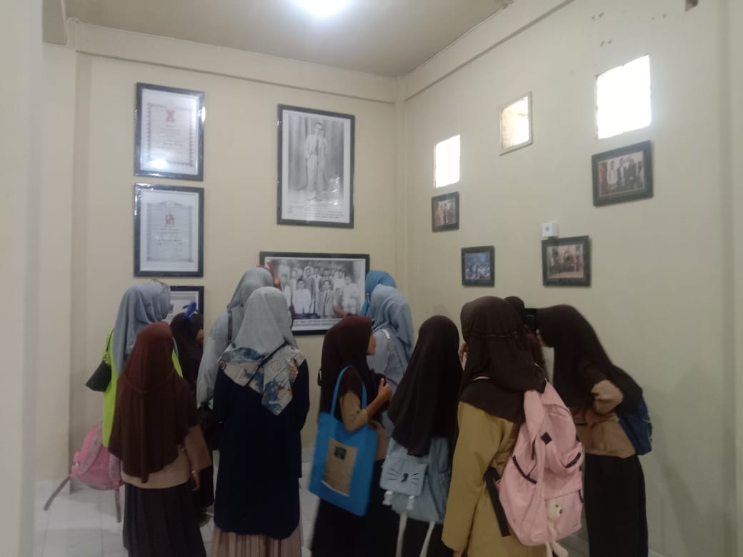 Kunjungan SDN 28 Painan Timur ke Galeri Arsip