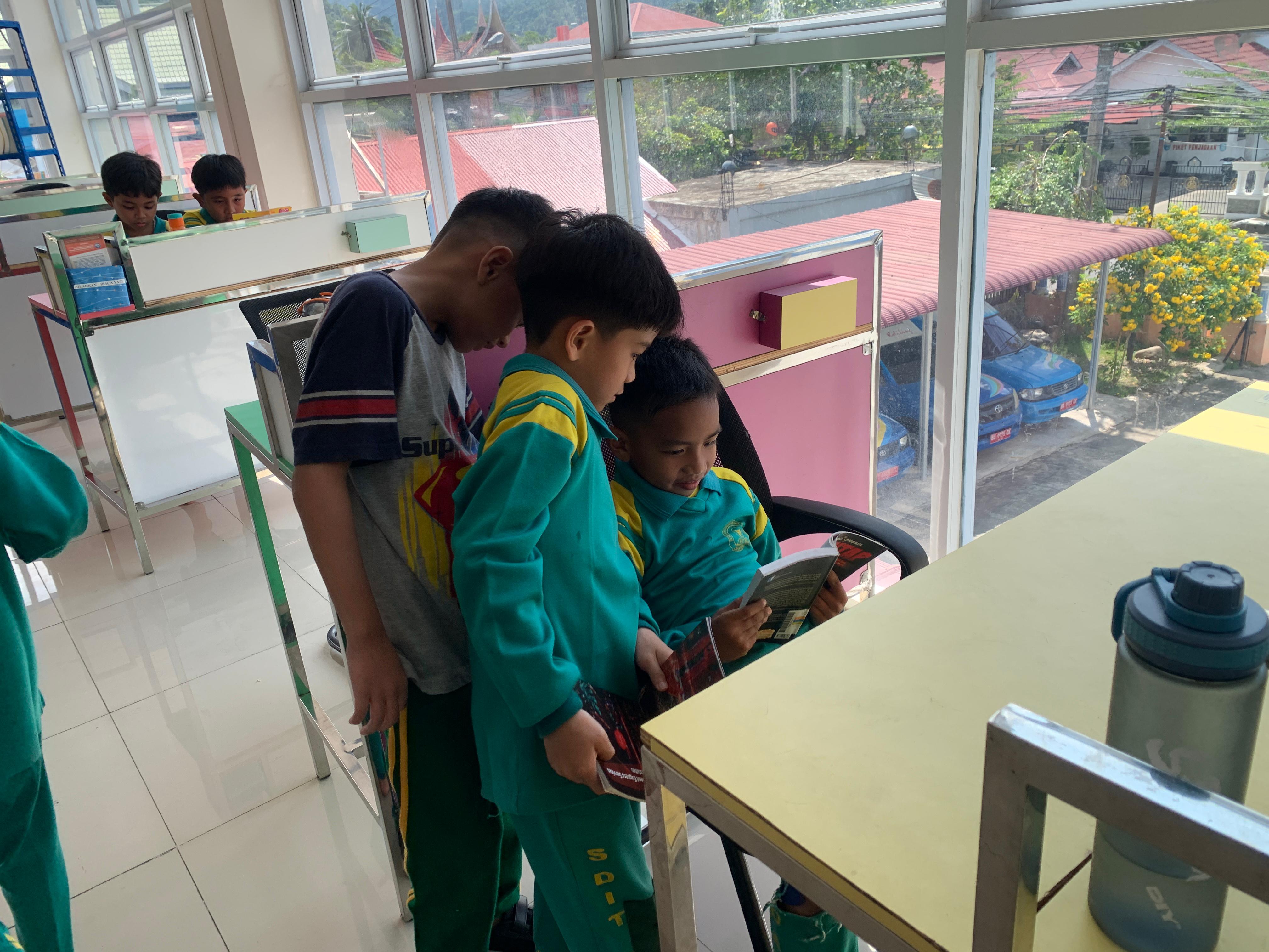 Kunjungan SDIT Madani Painan ke Perpustakaan Umum Daerah