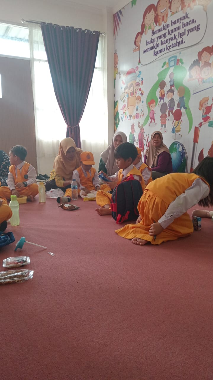 TK Bhayangkari Painan berkunjung ke Rumah Pintar