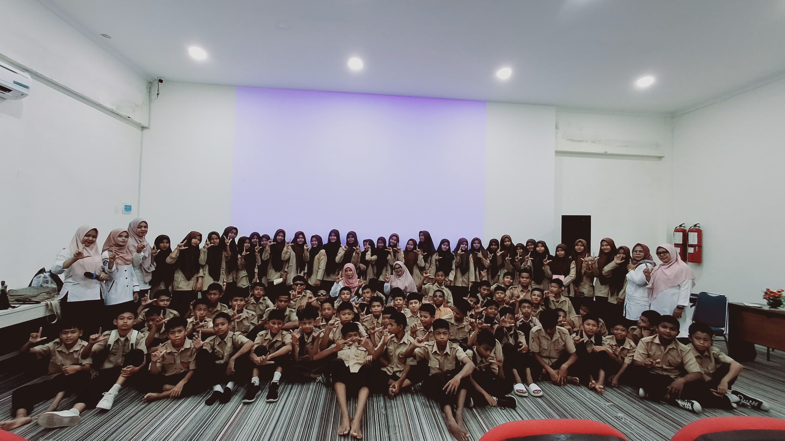 Membangun Budaya Baca Siswa SMPN 3 Bayang  melalui Kunjungan Perpustakaan