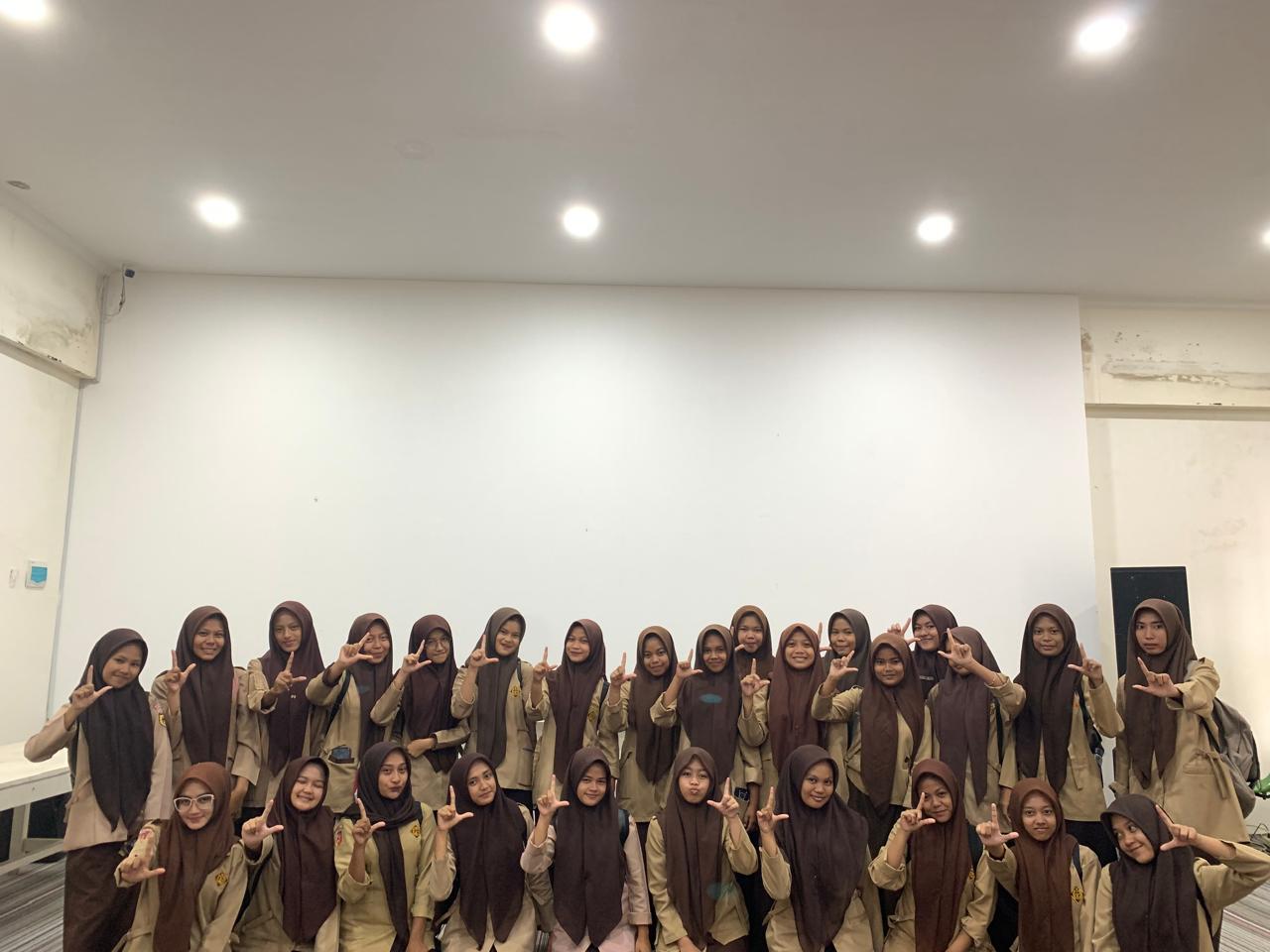 SMKN 1 Painan Berkunjung ke perpustakaan Umum daerah