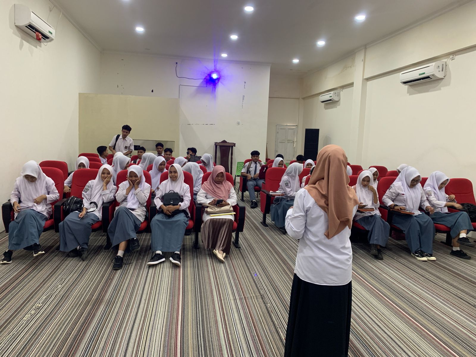 Kunjungan SMAN 2 Painan ke Perpustakaan Umum Daerah