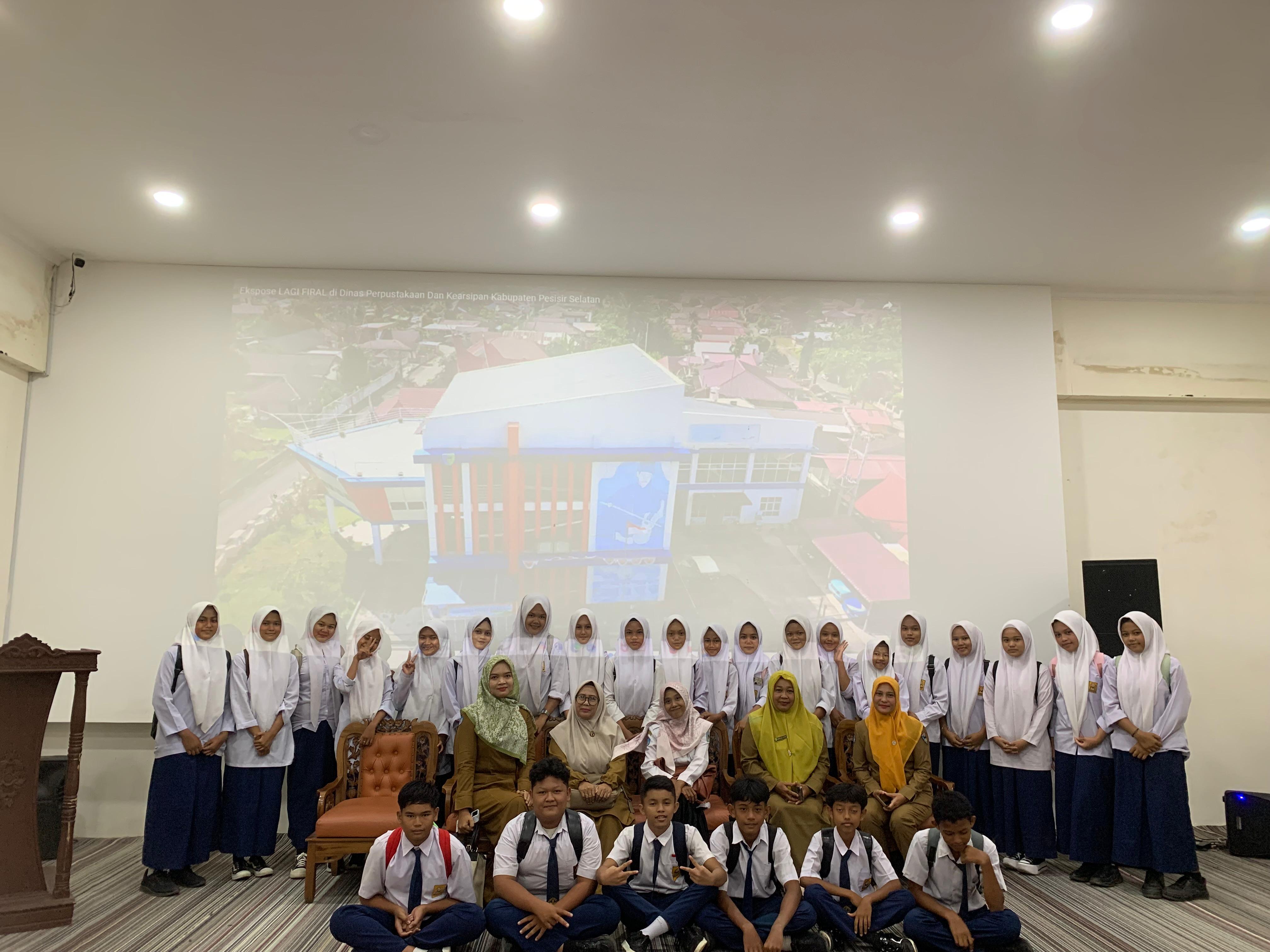 Kunjungan Edukasi UPT SMP 2 Bayang ke Perpustakaan Daerah Kabupaten Pesisir Selatan