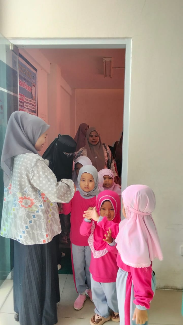 Kunjungan Edukasi dari RA Darul Taqwa Bayang ke Perpustakaan Daerah Kabupaten Pesisir Selatan