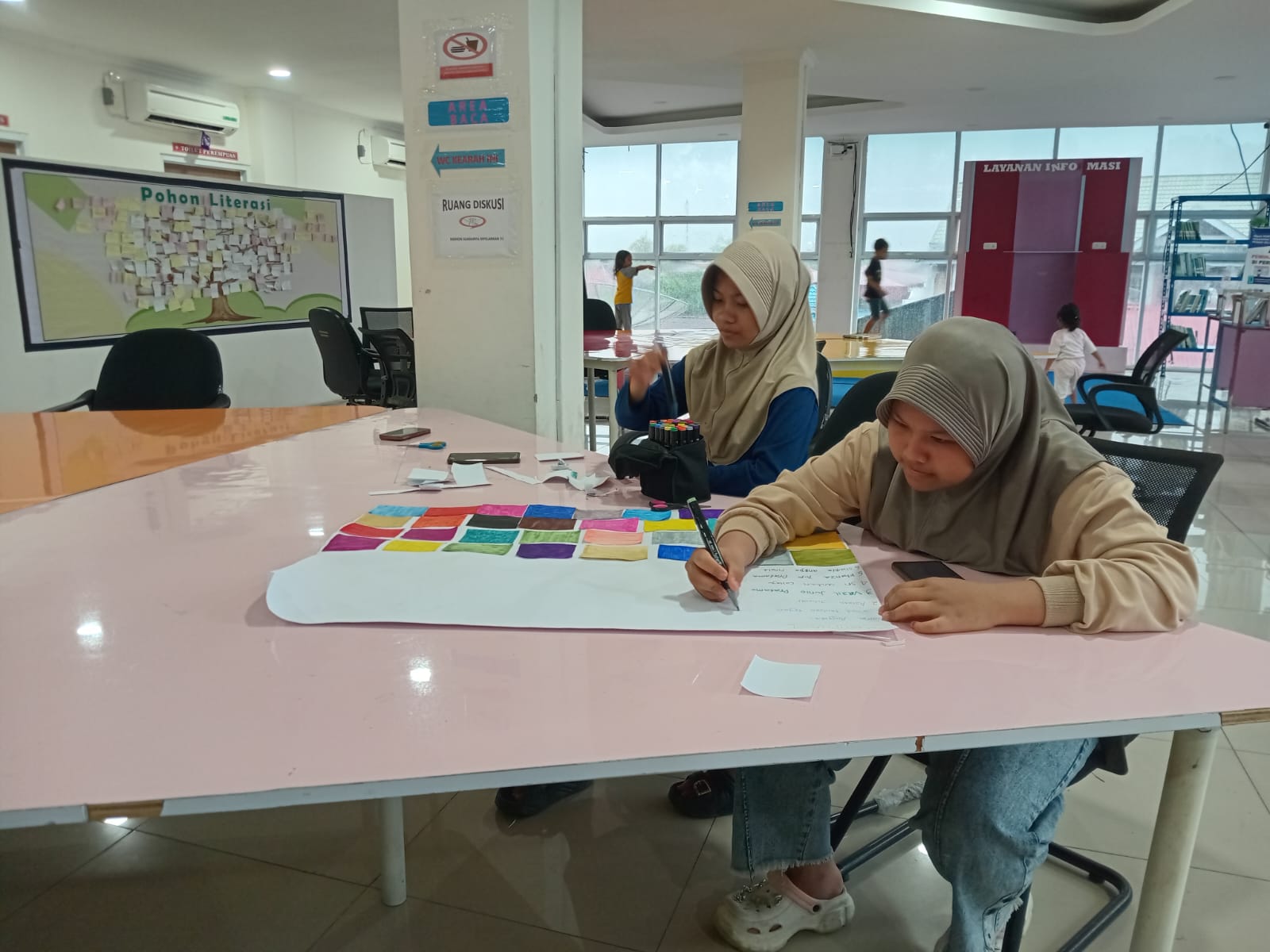 Hujan Tak Surutkan Semangat Pengunjung Datangi Perpustakaan Daerah Kabupaten Pesisir Selatan